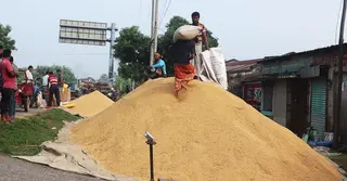 নওগাঁয় চালের দাম বেড়েছে কেজিতে ৫-৬ টাকা